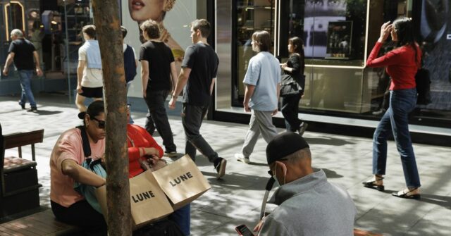 Nova 'dor' financeira chegando para os australianos - mas há Os compradores descansam no Pitt St Mall, no CBD de Sydney.