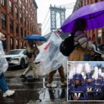 Pessoas andando com guarda-chuvas e ponchos na chuva no Brooklyn com a Ponte de Manhattan ao fundo.
