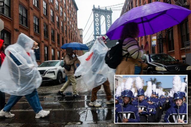 Pessoas andando com guarda-chuvas e ponchos na chuva no Brooklyn com a Ponte de Manhattan ao fundo.