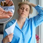 Mulher mais velha derramando uma cápsula azul e branca na mão de uma garrafa de vidro marrom.