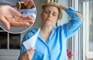 Nova pílula diária para menopausa que interrompe ondas de calor sem hormônios estará disponível no próximo mês Mulher mais velha derramando uma cápsula azul e branca na mão de uma garrafa de vidro marrom.