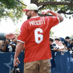Novidades da moda da Semana 7 da NFL, incluindo Jake Ferguson vestindo a jaqueta da escola secundária de Dak