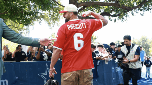 Novidades da moda da Semana 7 da NFL, incluindo Jake Ferguson vestindo a jaqueta da escola secundária de Dak 

