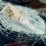 Um homem foi atingido por um suposto meteorito enquanto dirigia em uma rodovia remota no sul da Austrália, deixando os especialistas completamente perplexos.