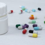 Novo antibiótico para suprimir microrganismos nocivos do trato digestivo com dosagem reduzida