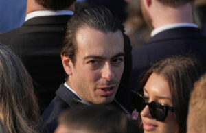 Novo escândalo nazista assola candidato de Trump O senador Ron Johnson, de Wisconsin, questiona o Dr. Mehmet Oz, escolhido pelo presidente Donald Trump para liderar os Centros de Serviços Medicare e Medicaid, na audiência de confirmação de Oz perante o Comitê de Finanças do Senado no Capitólio em Washington, sexta-feira, 14 de março de 2025. (AP Photo / Ben Curtis)