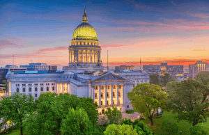 Novos custos são avançados para gerenciar apostas esportivas online em Wisconsin Madison, Wisconsin, EUA Capitólio do Estado ao anoitecer. Projeto de lei de apostas esportivas de Wisconsin