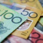 Imagem de estoque de dinheiro australiano - notas de US$ 100, US$ 50 e US$ 20