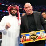 Turki Al-Sheikh posa com o presidente e CEO do UFC, Dana White, durante a luta pelo título dos super-médios da revista Undisputed e Ring no Allegiant Stadium em 2025 em Las Vegas, Nevada.