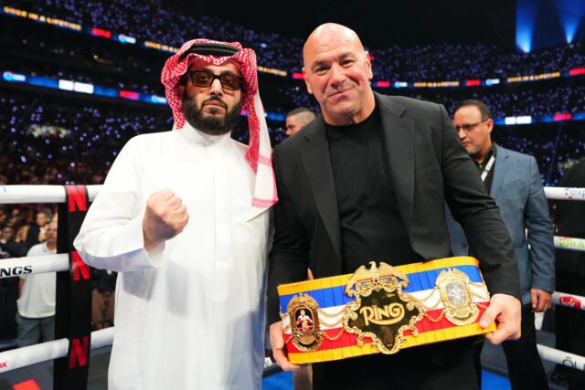 Turki Al-Sheikh posa com o presidente e CEO do UFC, Dana White, durante a luta pelo título dos super-médios da revista Undisputed e Ring no Allegiant Stadium em 2025 em Las Vegas, Nevada.
