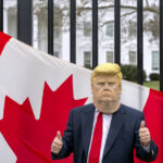 O primeiro-ministro do Canadá, Mark Carney, ouve o presidente Donald Trump falar durante uma foto de grupo na Cúpula do G7, segunda-feira, 16 de junho de 2025, em Kananaskis, Canadá. (Foto AP/Mark Schiefelbein)