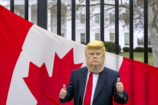 O Canadá não parou de insultar Trump por causa de O primeiro-ministro do Canadá, Mark Carney, ouve o presidente Donald Trump falar durante uma foto de grupo na Cúpula do G7, segunda-feira, 16 de junho de 2025, em Kananaskis, Canadá. (Foto AP/Mark Schiefelbein)