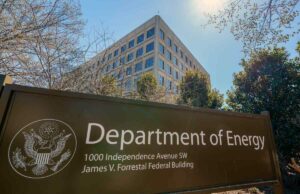 Departamento de energia de Trump abandona energias renováveis e promove fusão na remodelação de escritórios The U.S. Department of Energy building is seen behind a sign marking the location of the agency's headquarters.
