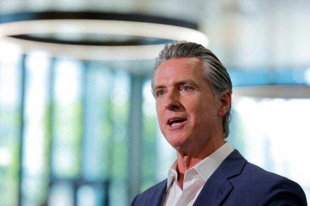 O Golden State Guv Newsom avalia a gestão governamental dos Yahoo news home
