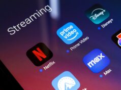 Como o acordo Netflix-Warner Bros. remodelaria Hollywood? The streaming services Netflix, Amazon Prime Video, Disney Plus, Paramount Plus, Max, and Discovery Plus app appear on the screen of a smartphone