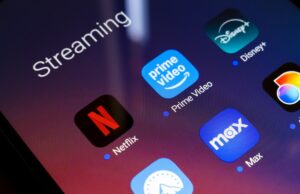 O Golden State proíbe comerciais altos na Netflix, Hulu e várias outras soluções de streaming The streaming services Netflix, Amazon Prime Video, Disney Plus, Paramount Plus, Max, and Discovery Plus app appear on the screen of a smartphone