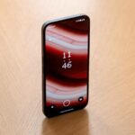 Um pacote SIM sem fio do Google Fi em frente a uma tela de varejo do Pixel 8 Pro.