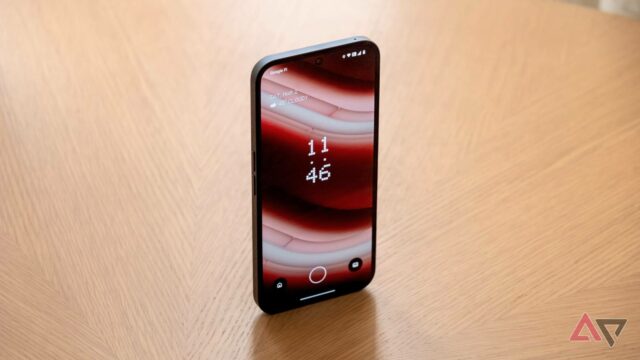 Um pacote SIM sem fio do Google Fi em frente a uma tela de varejo do Pixel 8 Pro.