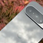Google Pixel 10 ao lado de um Pusheen