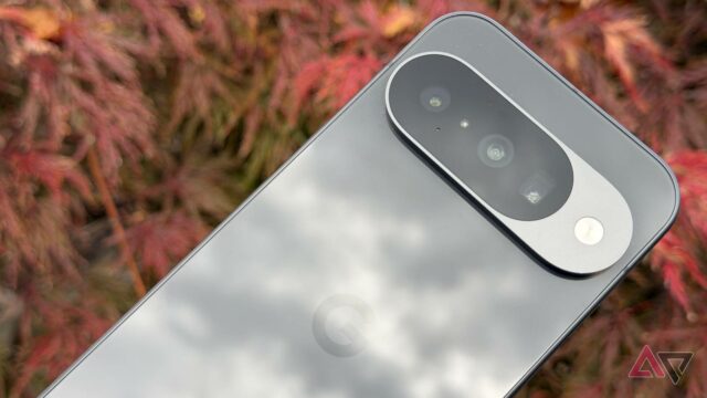 O Google Pixel 10 está atualmente disponível por US$ 800, Google Pixel 10 ao lado de um Pusheen