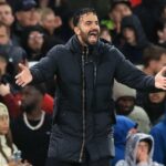 Ruben Amorim olha em frustração durante o Manchester United vs Chelsea