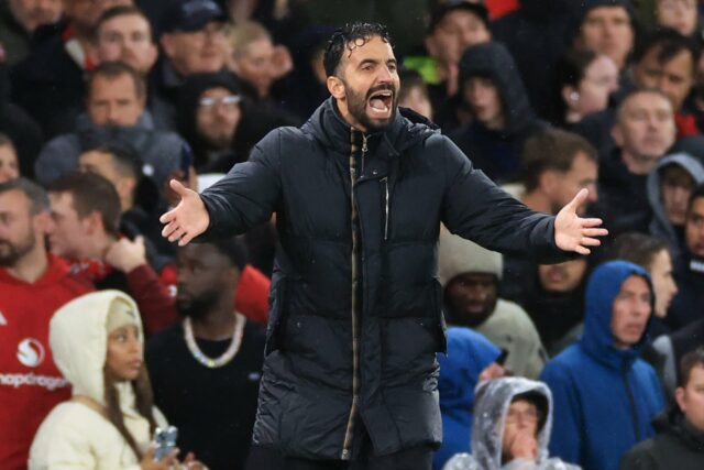 Ruben Amorim olha em frustração durante o Manchester United vs Chelsea