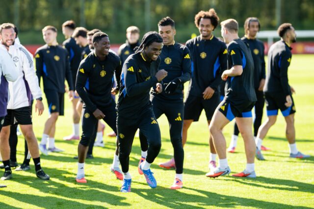Ayden Heaven se aquecendo para o Manchester United.