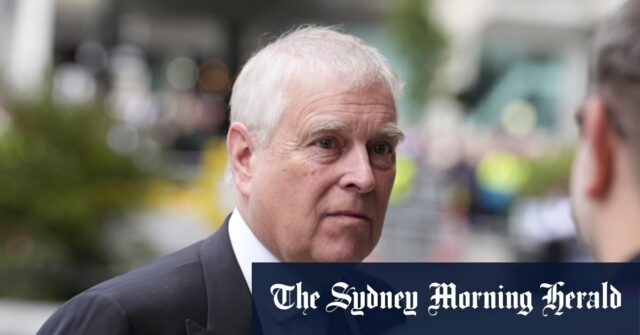 O Príncipe Andrew 'deixará Royal Lodge se puder morar em As filhas de Andrew, Beatrice (frente) e Eugenie em 2024.