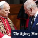O rei Carlos III, o segundo a partir da direita, e a rainha Camilla, à direita, participam de uma oração conjunta com o Papa Leão XIV na Capela Sistina, no Vaticano.