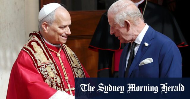 O rei Carlos III, o segundo a partir da direita, e a rainha Camilla, à direita, participam de uma oração conjunta com o Papa Leão XIV na Capela Sistina, no Vaticano.