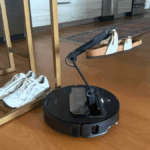 O Roborock Saros Z70, o aspirador robótico com braço de porco, está atualmente com mais de US$ 1.000 de desconto na Amazon