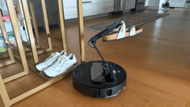 O Roborock Saros Z70, o aspirador robótico com braço de porco, está atualmente com mais de US$ 1.000 de desconto na Amazon 

