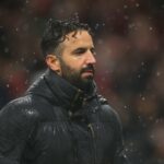Amad Diallo, ala do Manchester United e da Costa do Marfim, chega ao treinamento de pré-temporada no Complexo de Treinamento de Carrington em 2025 em Manchester.