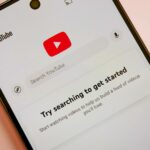 vídeo do youtube sendo reproduzido no navegador da web de um telefone na mão