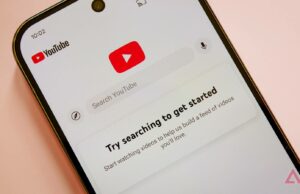 O YouTube sofreu um pequeno erro, mas já está tudo resolvido vídeo do youtube sendo reproduzido no navegador da web de um telefone na mão