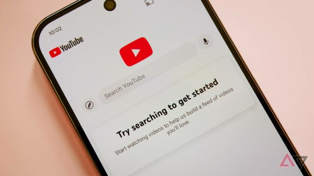 vídeo do youtube sendo reproduzido no navegador da web de um telefone na mão