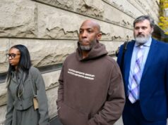 O advogado de Chauncey Billups promete que o técnico dos Blazers não desistirá após uma prisão bombástica por jogo O técnico do Portland Trailblazers, Chauncey Billups, sai do Tribunal dos Estados Unidos Mark O. Hatfield após sua acusação em 23 de outubro de 2025 em Portland, Oregon. Billups, o MVP das Finais da NBA de 2004, foi acusado por sua suposta participação em um esquema que envolvia fraude em jogos ilegais de pôquer.