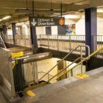 O assassino do trânsito de Nova York é solto pelo juiz e depois esfaqueia um estranho em um ataque perturbado no metrô: