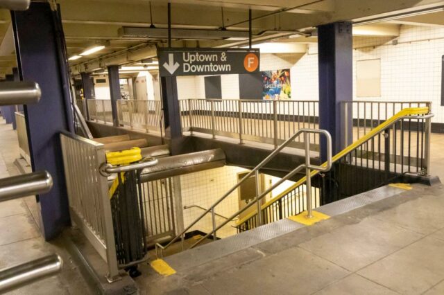 O assassino do trânsito de Nova York é solto pelo juiz e depois esfaqueia um estranho em um ataque perturbado no metrô:

