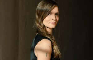 O autor vencedor do Oscar Hildur Guðnadóttir afirma que ‘The New Bride!’, De Maggie Gyllenhaal, ‘The New Bride!’ É ‘extremamente punk e extremamente charmoso’ com ‘grandes promoções de prazer e violência física’ O autor vencedor do Oscar Hildur Guðnadóttir afirma que 'The New Bride!', De Maggie Gyllenhaal, 'The New Bride!' É 'extremamente punk e extremamente charmoso' com 'grandes promoções de prazer e violência física'