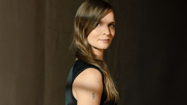 O autor vencedor do Oscar Hildur Guðnadóttir afirma que 'The New Bride!', De Maggie Gyllenhaal, 'The New Bride!' É 'extremamente punk e extremamente charmoso' com 'grandes promoções de prazer e violência física' 


