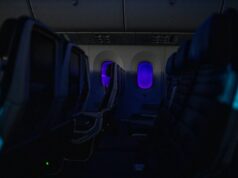 O avião lança energia durante todo o lançamento- o que ocorre após atordoa o viajante Empty passenger airplane seats in the cabin at night