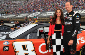 O campeão da NASCAR Mug Collection, Kyle Busch, e sua parceira Samantha afirmam que perderam mais de US$ 8 milhões em planos de seguro de vida Download app from appStore