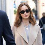 O casaco aconchegante de Emily Blunt grita o design de 'mãe abundante' - Obtenha o visual de US $ 45