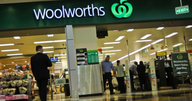 O chefe de Woolies apóia a carne bovina enquanto ativistas O chefe de Woolies apóia a carne bovina enquanto ativistas iniciam o desmatamento de terras na AGM