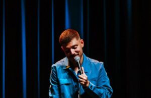 O comediante Angelo Colina sobre a execução em espanhol: ‘Este é o mais próximo do punk que já estivemos’ O comediante Angelo Colina sobre a execução em espanhol: 'Este é o mais próximo do punk que já estivemos'