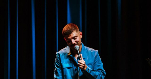 O comediante Angelo Colina sobre a execução em espanhol: 'Este é o mais próximo do punk que já estivemos' 


