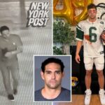 O comediante Benedict Polizzi zomba do esfaqueamento de Mark Sanchez com fantasia de Halloween