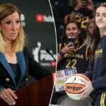 A comissária da WNBA, Cathy Engelbert, fala em um pódio.