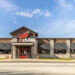 Edifício do restaurante Chili's Bar and Grill com um grande logotipo de pimenta.